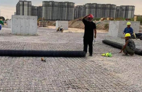 东乡土工格栅铺设前地基要怎么处理？